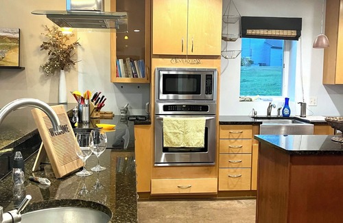 Helena House | Hauser Lake Waterfront-Direct access and amazing VIEWS