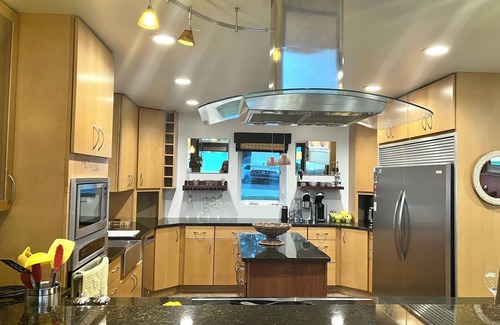 Helena House | Hauser Lake Waterfront-Direct access and amazing VIEWS