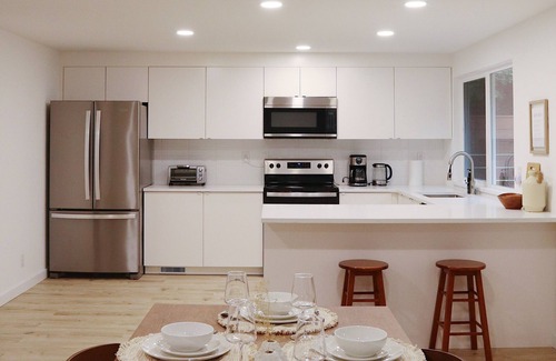 Oatfield House | Haven Guesthouse in Milwaukie - 2 Bedroom & 2 Bathroom with Fenced Backyard