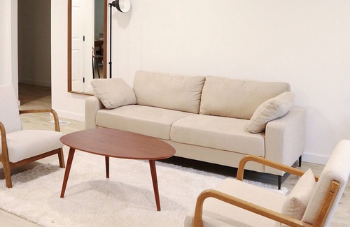 Oatfield House | Haven Guesthouse in Milwaukie - 2 Bedroom & 2 Bathroom with Fenced Backyard