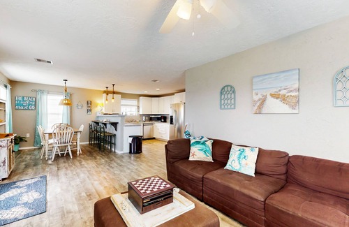 Crystal Beach House | Haven | Steps to Beach | Firepit | Pet Paradise
