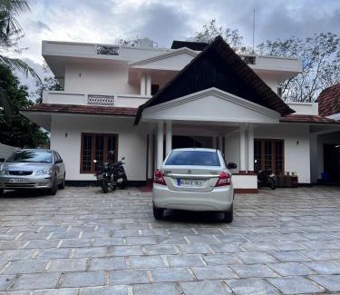 Athirapally House | Haveninn