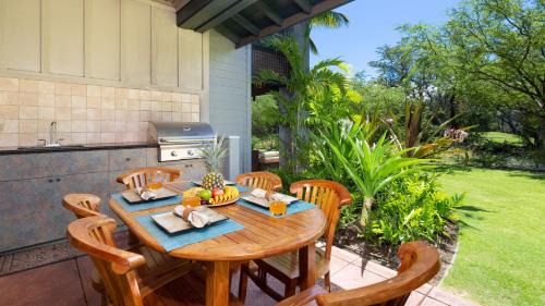 Kulalani Villa | HAWAIIANA ESCAPE Tropical 3BR Kulalani Home with Bikes and Beach Club