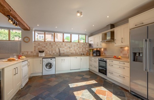 Abbess Roding House | Hawkridge Oast - Five Bedroom House, Sleeps 12