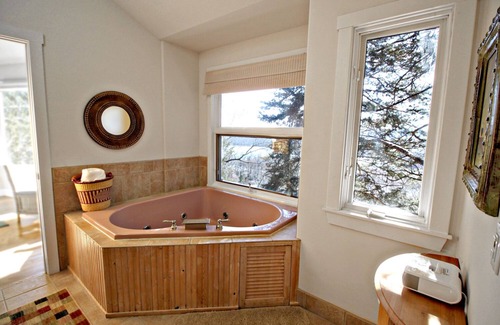 Fountain City House | Hawks View's Osprey Lodge