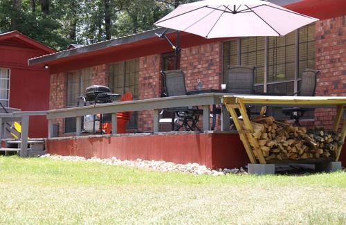 Hemphill House | Hawthorne Fish & Fun LakehousenGame room, wet bar, fire ring, and floating dock.