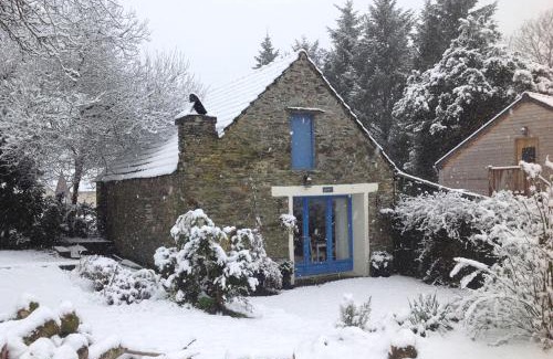 Sizun Apartment | Hayloft at Kergudon Gîtes, Couples' gîte with pool