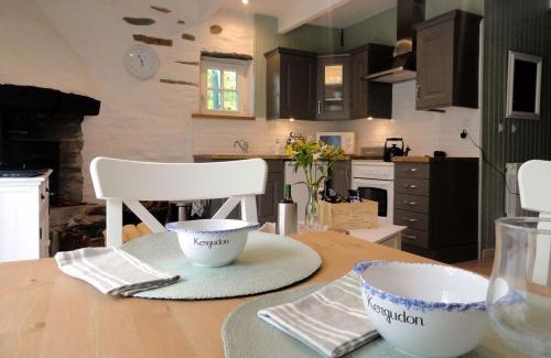 Sizun Apartment | Hayloft at Kergudon Gîtes, Couples' gîte with pool