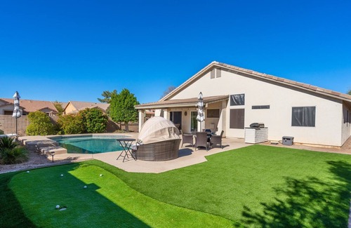 Chandler House | Heart of Chandler Pool Putting green 2060ft²