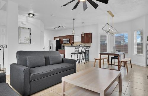 Northside House | *Heart of Houston* Pet friendly/14ppl/4br/2.5b