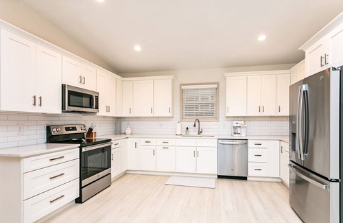 Cherokee Triangle House | Heart of The Highlands | 5BR 4BA w/HotTub +Parking