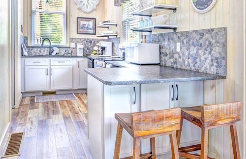 Logan Cottage | Heart of the Hocking Hills centrally located to hiking trails, lake and shopping