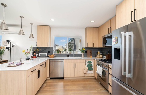 Genesee Apartment | ♥ Heart of West Seattle - 97 walk score - 9m drive to Alki - Ocean view w AC!