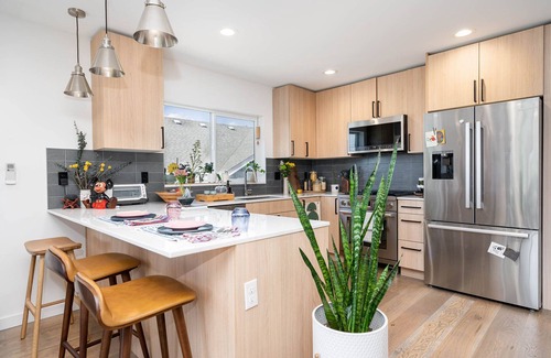 Genesee Apartment | ♥ Heart of West Seattle - 97 walk score - 9m drive to Alki - Ocean view w AC!