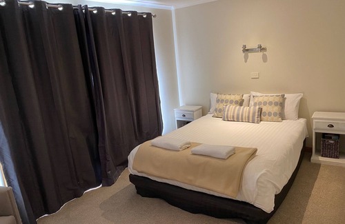 Four Mile Creek Resort | Heated outdoor pool . 25min from Bicheno and St Helens .