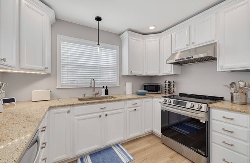 Tarpon Springs House | Heated Pool, mini golf, 1 minute from beach