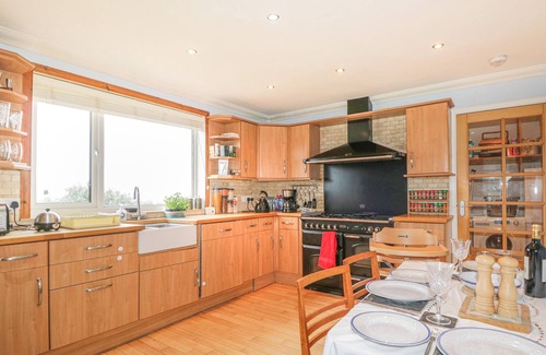 Hallin House | HEBRIDEAN VIEW, pet friendly, with open fire in Dunvegan