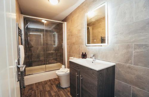 Barrow-on-Trent Apartment | Hen & Chickens Luxury Apartments, Free Parking, By DerBnB