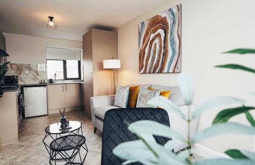 Barrow-on-Trent Apartment | Hen & Chickens Luxury Apt Free Parking | By DerBnB