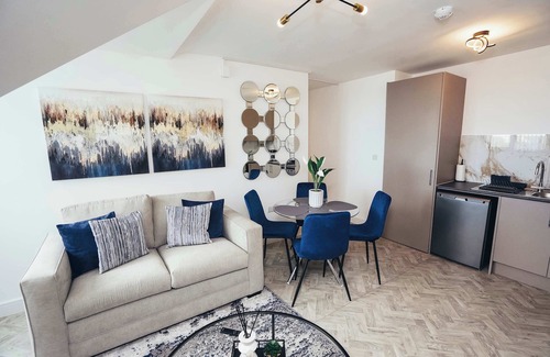 Barrow-on-Trent Apartment | Hen & Chickens Luxury Apt Free Parking | By DerBnB