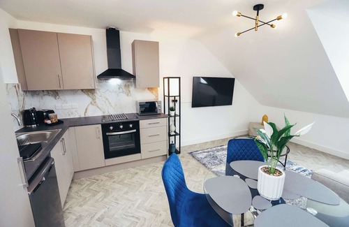 Barrow-on-Trent Apartment | Hen & Chickens Luxury Apt Free Parking | By DerBnB