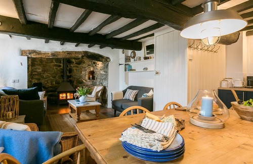 Garn Fadryn Cottage | Hen Dafarn - an on the beach that sleeps 5 guests in 3 bedrooms