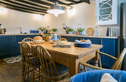 Garn Fadryn Cottage | Hen Dafarn - an on the beach that sleeps 5 guests in 3 bedrooms