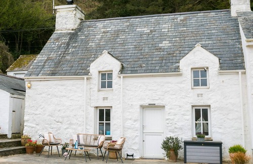 Garn Fadryn Cottage | Hen Dafarn - an on the beach that sleeps 5 guests in 3 bedrooms