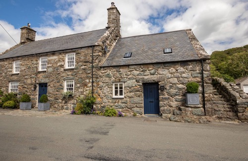 Llanfair Cottage | Hen Stabl - A charming 18th century stone character stables conversion