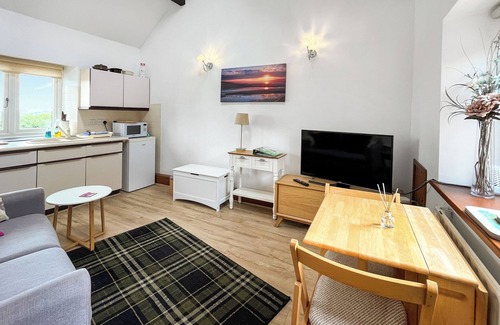 Hendrerwydd Cottage | Henfaes Bwthyn - UK50266