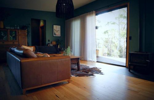 Alonnah House | Henry's Dream - Holiday Home at Sheepwash Point