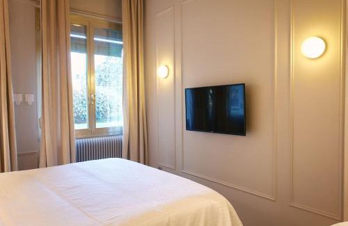 15th Arrondissement Apartment | Hermes Room - Duke Housing