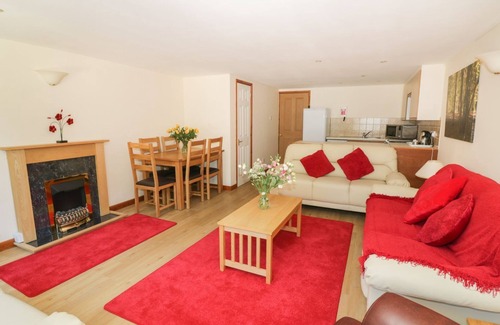Stalham Cottage | HERON COTTAGE, pet friendly, with pool in Wayford