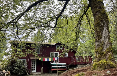 Lakebay Cabin | Herron Island Maple Grove Retreat-Dog Friendly