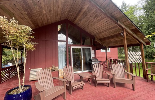 Lakebay Cabin | Herron Island Maple Grove Retreat-Dog Friendly