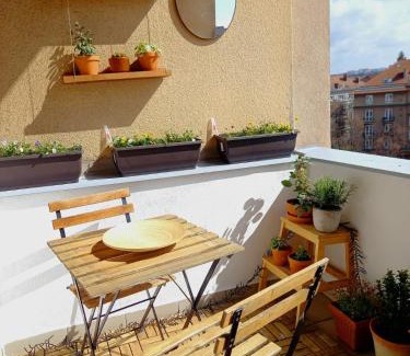 Vrsovice Apartment | Hezký apartman s balkonem