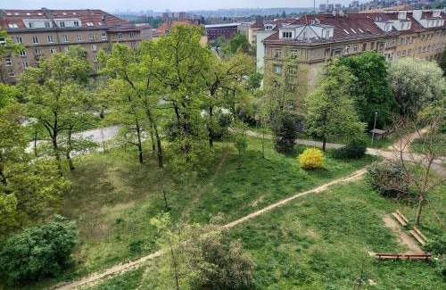 Vrsovice Apartment | Hezký apartman s balkonem