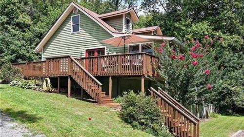 Gerton House | Hickory Nut Hideaway by AvantStay Mountain Views