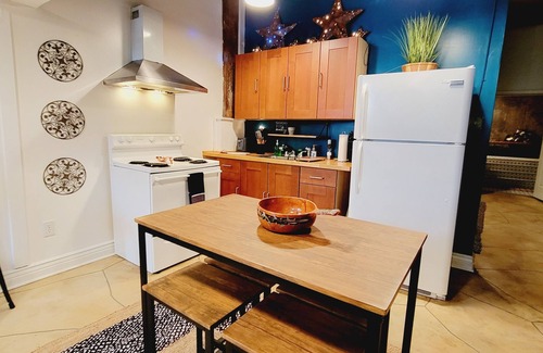 Central Business District Apartment | Hidden~GEM|Downtown|EntireStudio|FREE PARKING-PET FRIENDLY