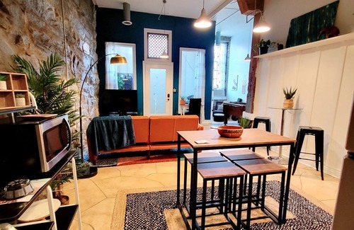 Central Business District Apartment | Hidden~GEM|Downtown|EntireStudio|FREE PARKING-PET FRIENDLY