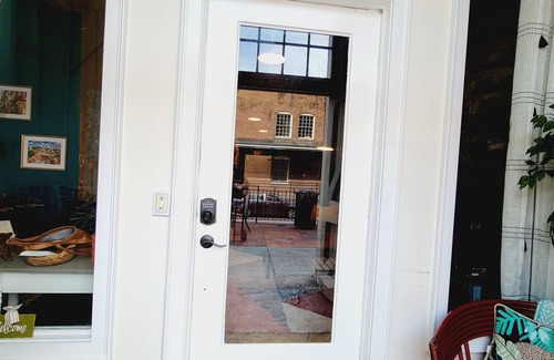 Central Business District Apartment | Hidden~GEM|Downtown|EntireStudio|FREE PARKING-PET FRIENDLY