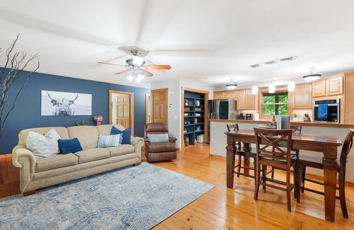 Turners House | Hidden Gem: Upscale Area, EV Charger, Firepit, Near HWY65 and I44