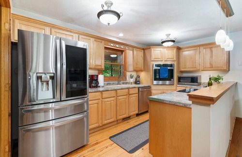 Turners House | Hidden Gem: Upscale Area, EV Charger, Firepit, Near HWY65 and I44