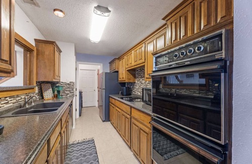 West Arlington House | Hidden gem w/hot tub >10 mins to AT&T stadium