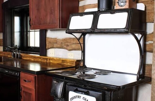 Treloar Cabin | Hidden Lake Log Cabin sleeps 18 - fire pit, double kitchens, outdoor seating