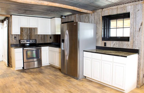 Treloar Cabin | Hidden Lake Log Cabin sleeps 18 - fire pit, double kitchens, outdoor seating