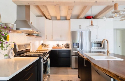 Puslinch House | Hidden Lakeside Gem I Hot Tub, Private Dock & Gym