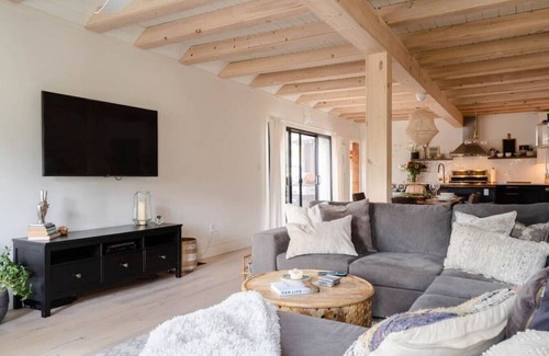 Puslinch House | Hidden Lakeside Gem I Hot Tub, Private Dock & Gym