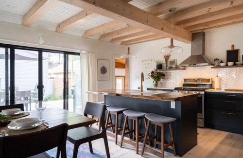 Puslinch House | Hidden Lakeside Gem I Hot Tub, Private Dock & Gym