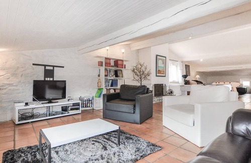 Rigarda House | High and spacious vacation home with views of the Pyrenees and the Pic du Canigou.